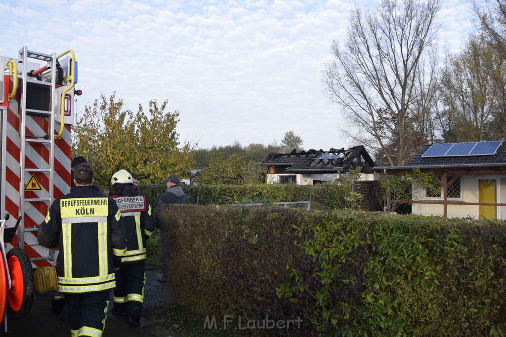 Feuer 1 brannten 3 Lauben Koeln Fuehlingen Kriegerhofstr P019.JPG - Miklos Laubert